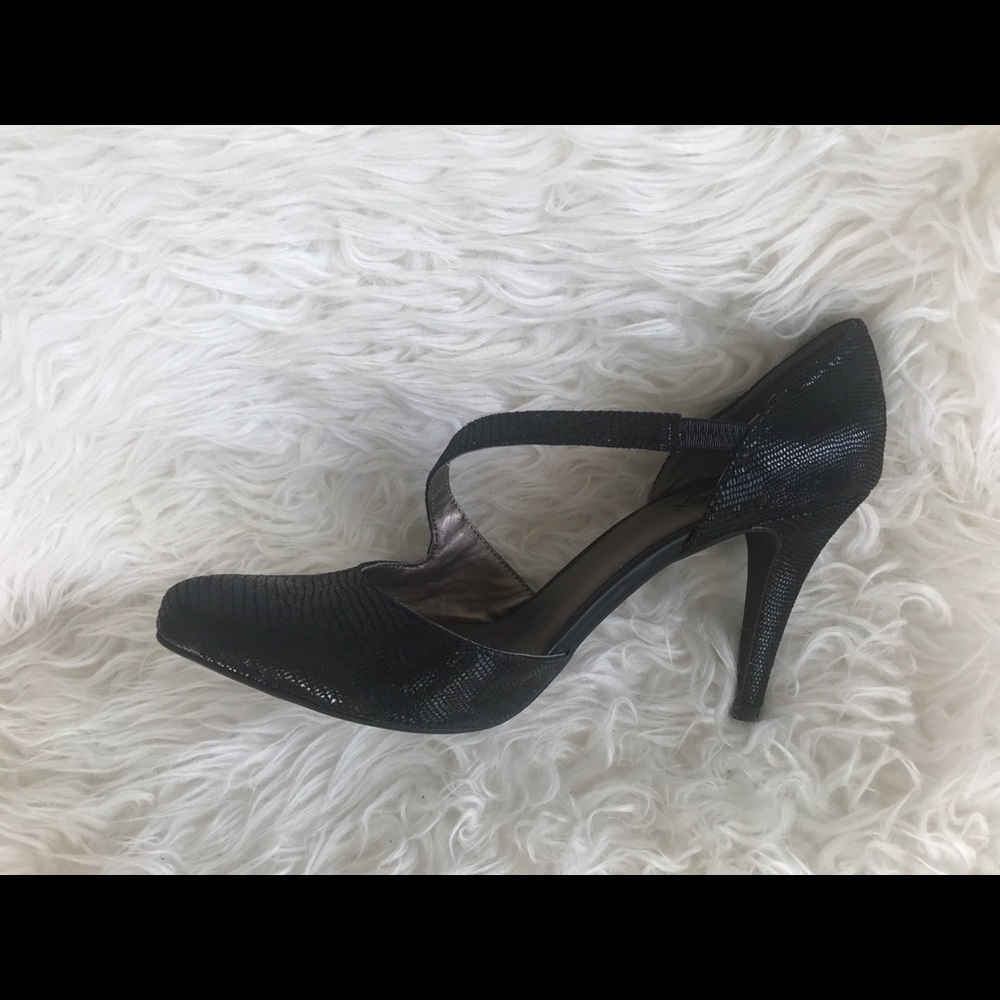Black embossed leather pumps